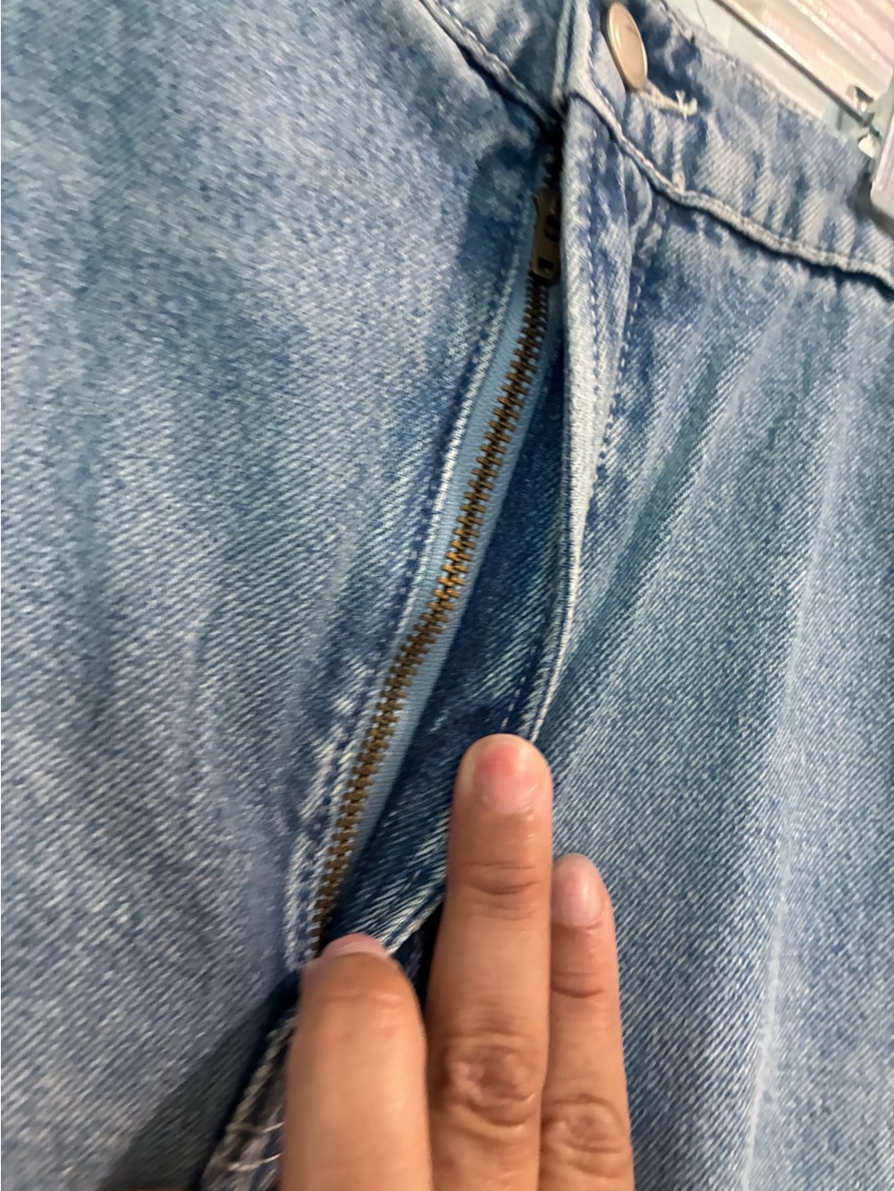 Good American Faded Blue Relaxed Straight Jeans with Distressed Knee - Picture 6 of 8